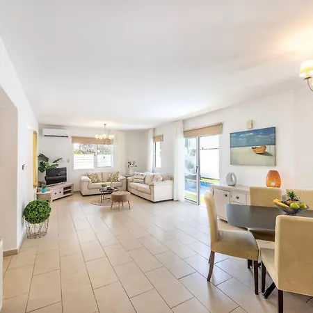 Semesterbostad Sunnyvillas: 3br Family Villa☆private Pool